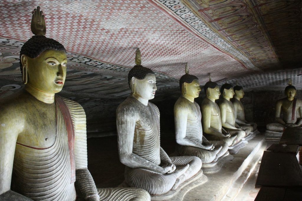 Buddha-Statuen im Dambulla-Tempel auf Sri Lanka
