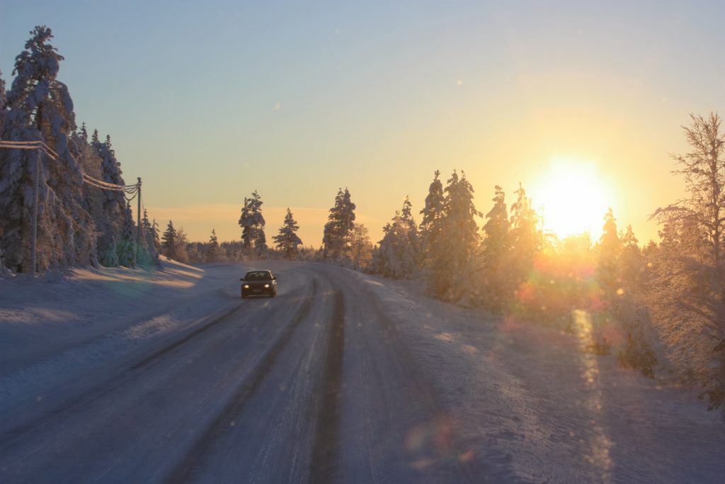 Winterliche Straße in Finnisch-Lappland