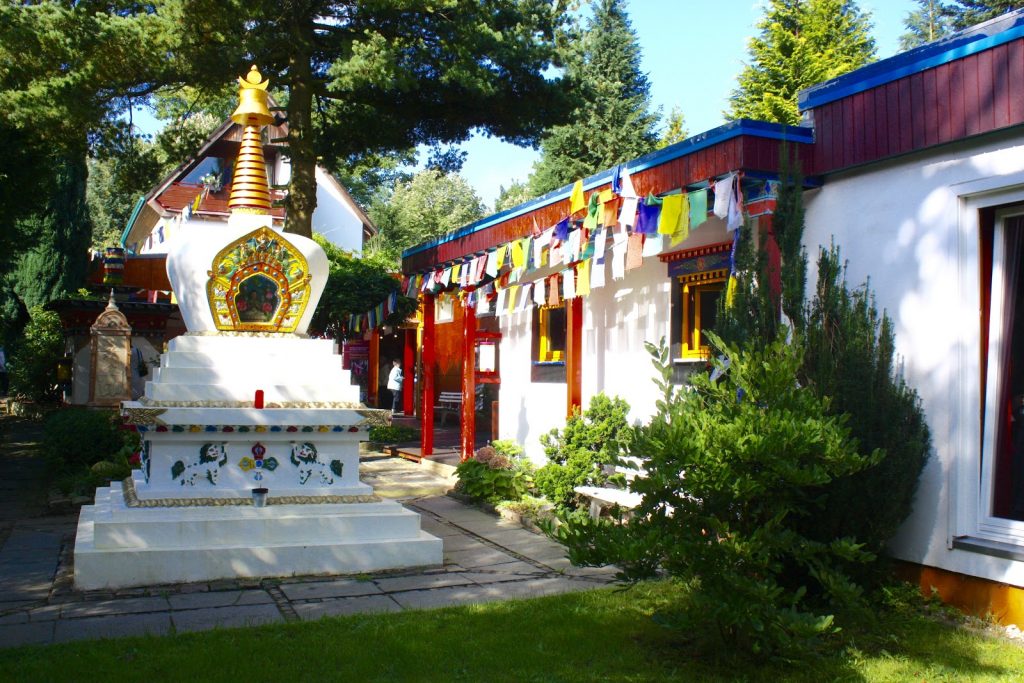 Blick in den Garten des Tibetischen Zentrum in Hamburg-Berne