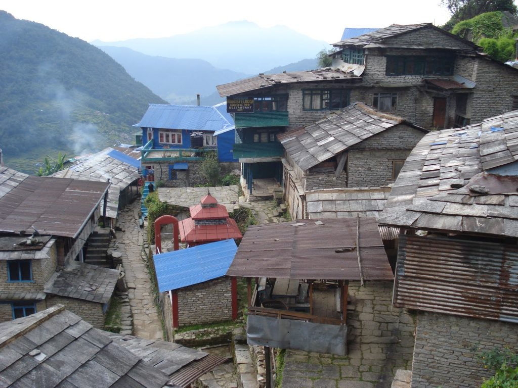 Blick auf die Dächer des Bergdorfs Ulleri in Nepal/Himalaya