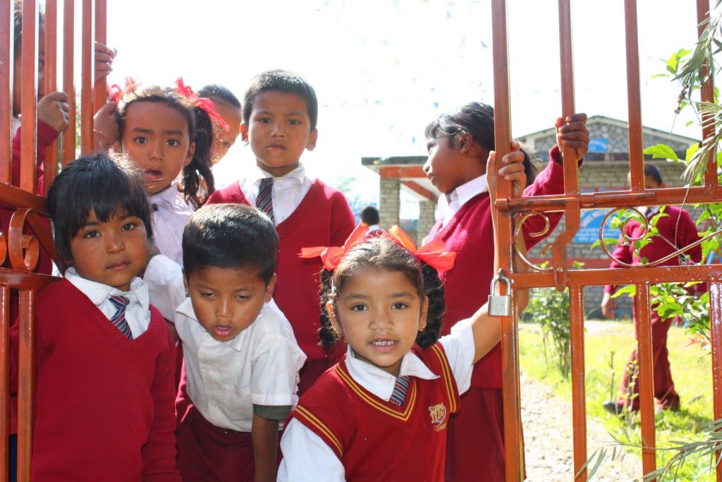 Nepalesische Grundschulkinder im Himalaya