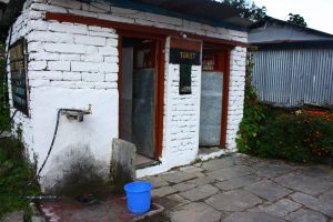 Toiletten-Häuschen in der nepalesischen Wanderregion Annapurna