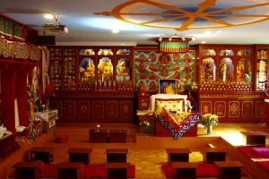 Blick in den Tempel des Tibetischen Zentrums in Hamburg-Berne