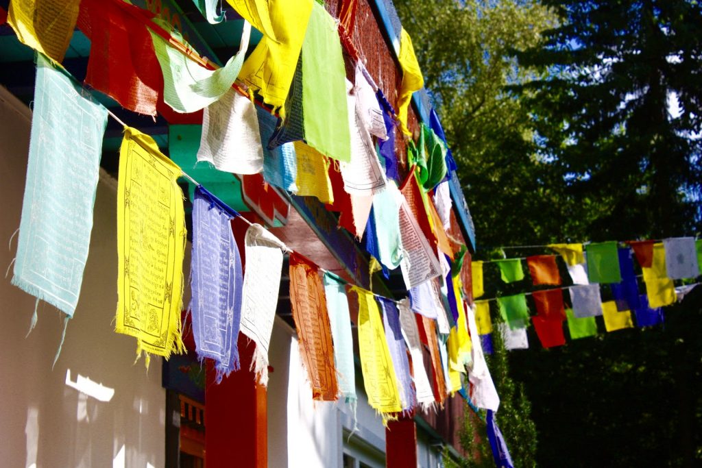 Gebetsfahen im Tibetischen Zentrum Hamburg-Berne