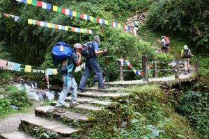 Wandern in Nepal: Sherpas tragen das Gepäck