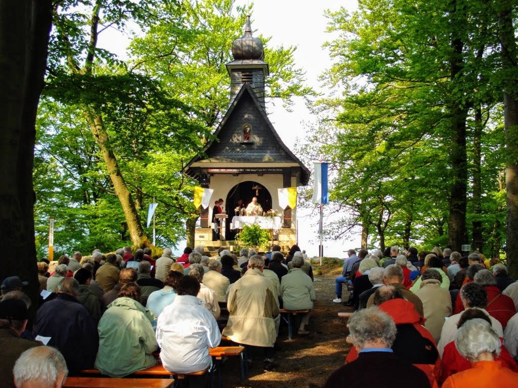 Gottesdienst unter freiem Himmel auf dem Vorberg im Sauerland